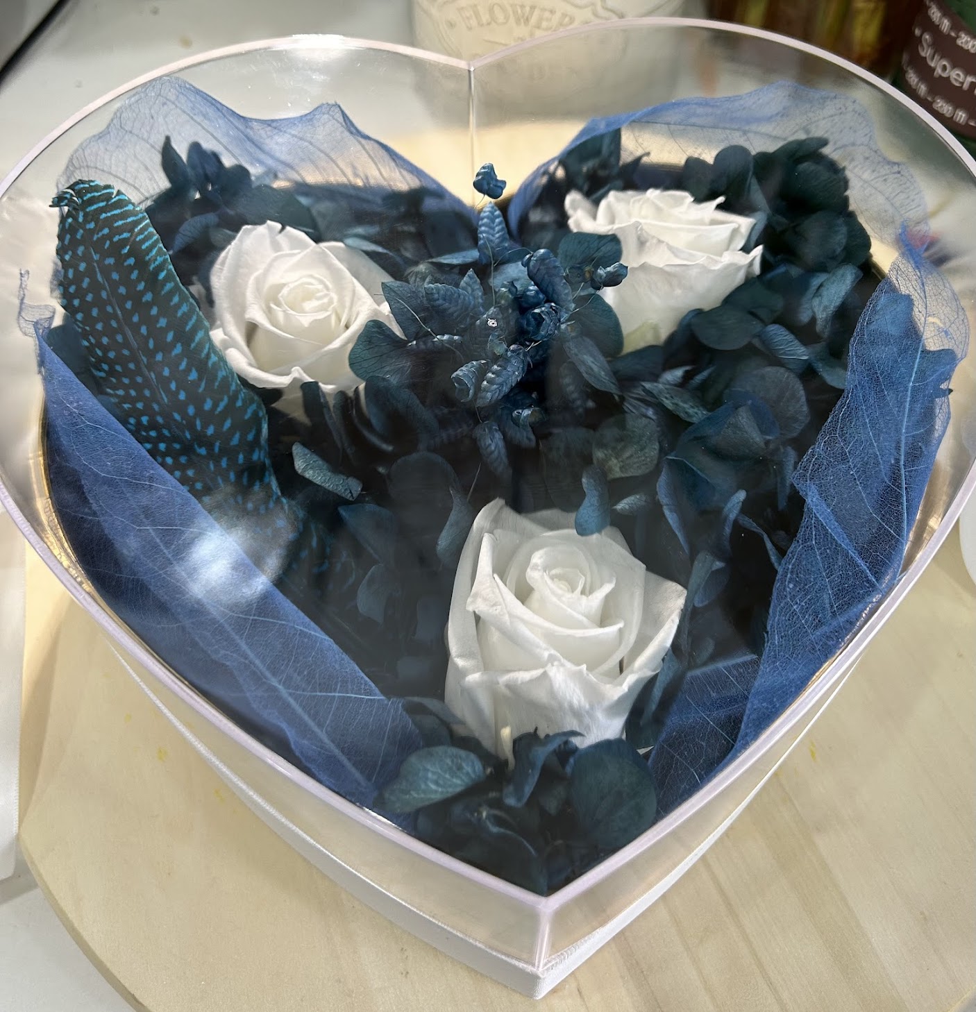 CAJA CORAZON ROSAS BLANCAS PRESERVADAS